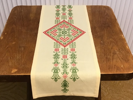 Štola krátká meruňková - zelenočervený ornament (č. 92), rozměr 89 x 29 cm