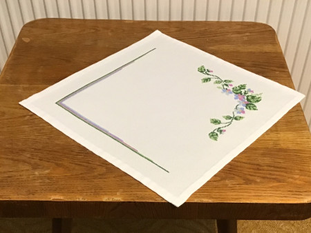 Prostírání bílé - 1 fialka (č. 102), rozměr 42,5 x 42 cm