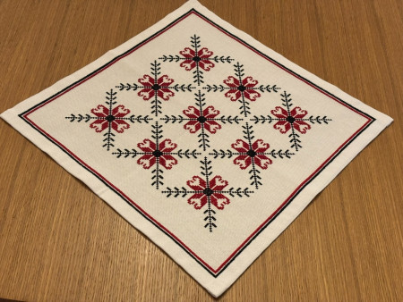 Prostírání bílé - černočervená mřížka (č. 95)