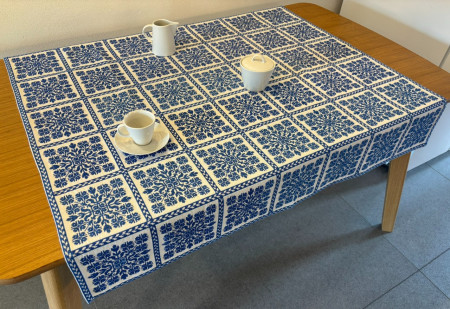 Ubrus bílý - modré čtverce (č. 44)