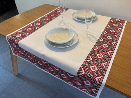 Ubrus bílý - červenočerný (č. 12)